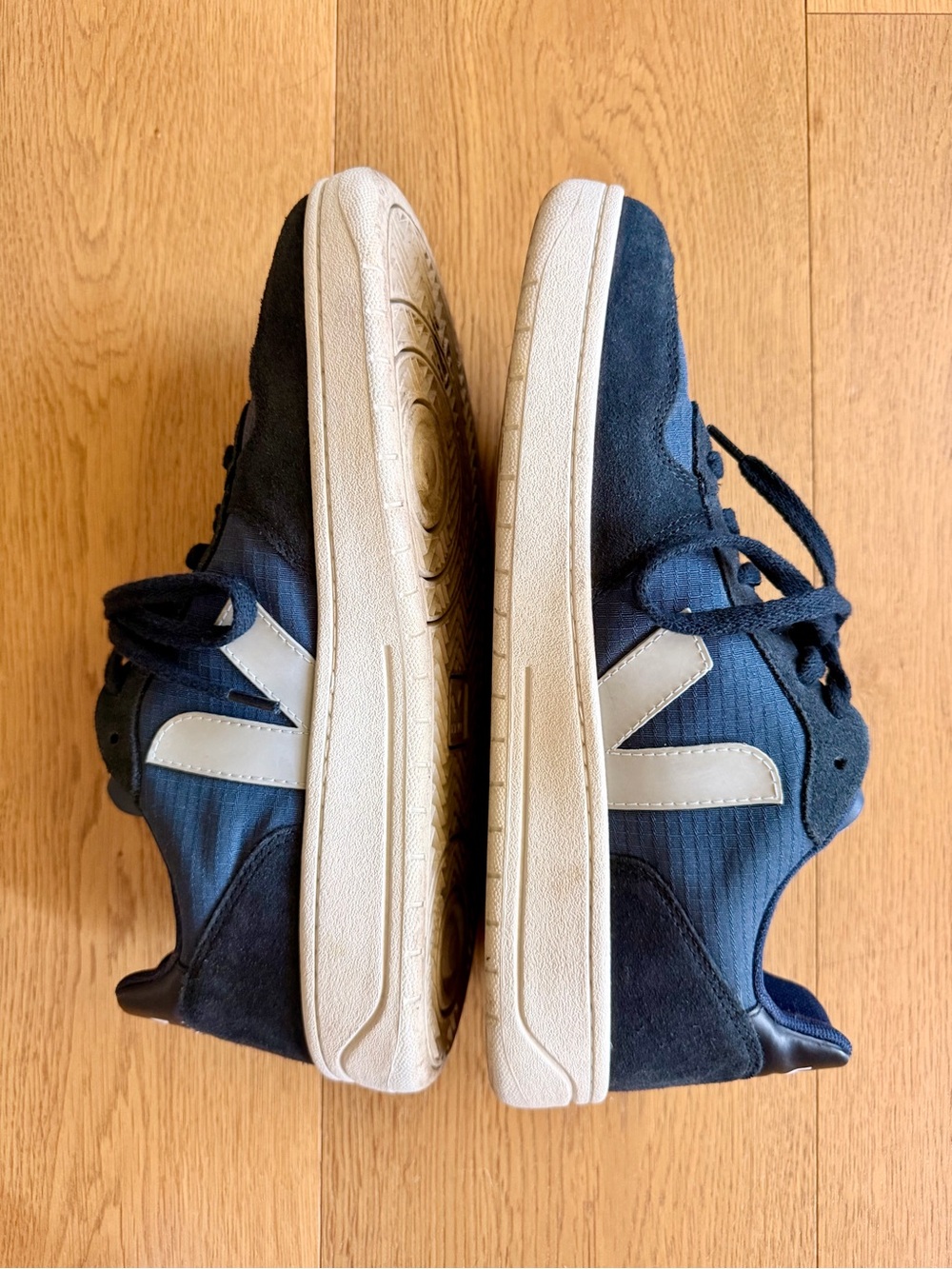 Veja Men's Navy and White Low-Top Sneakers